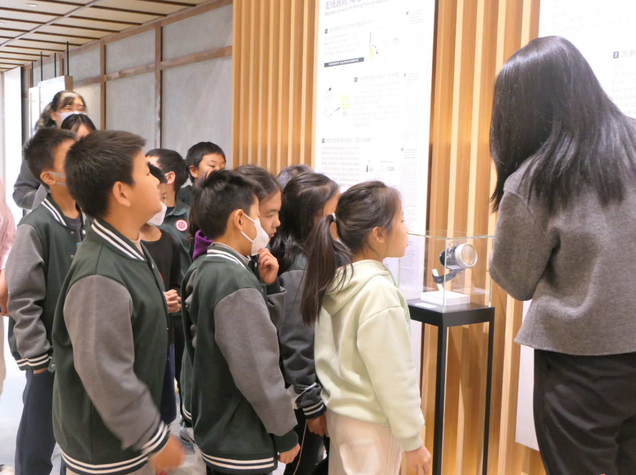 北京博雅明悦学校学生参观团走进彩店宝彩票怎么纪念馆